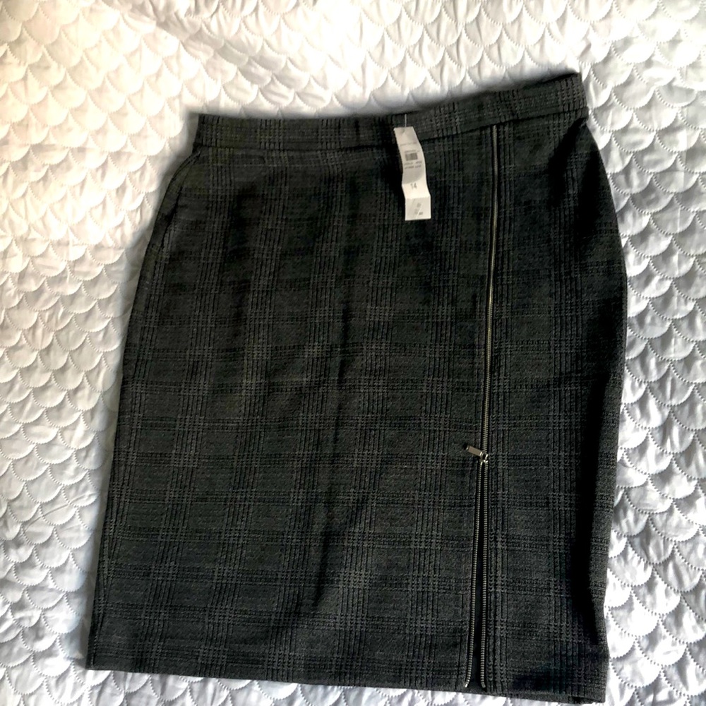 Ann Taylor plaid pencil skirt with zipper feature. Never been worn with tag!